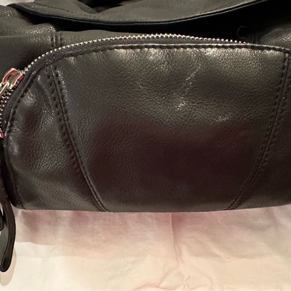 Edgy, leather shoulder bag with attitude and function - Picture 3 of 8